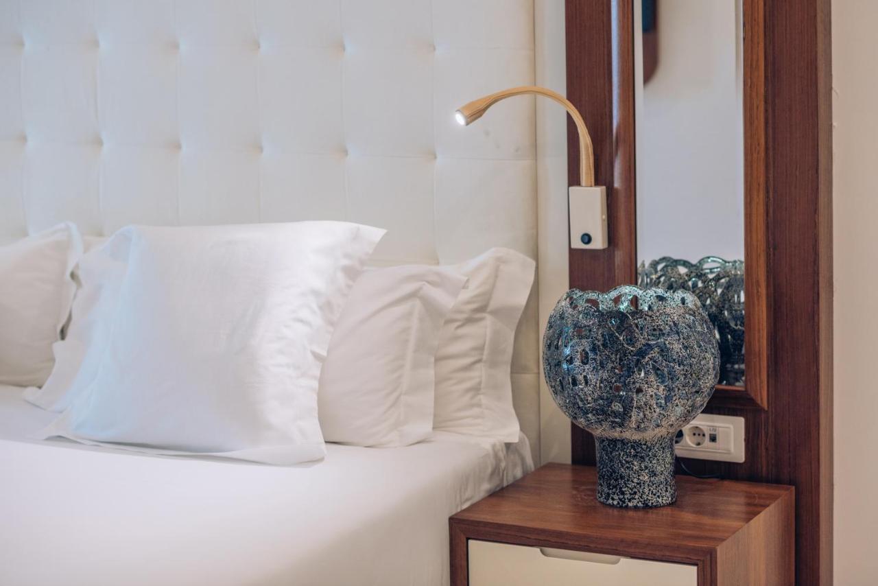 Hotel Iberostar Slavija Budua Esterno foto A bedside lamp
