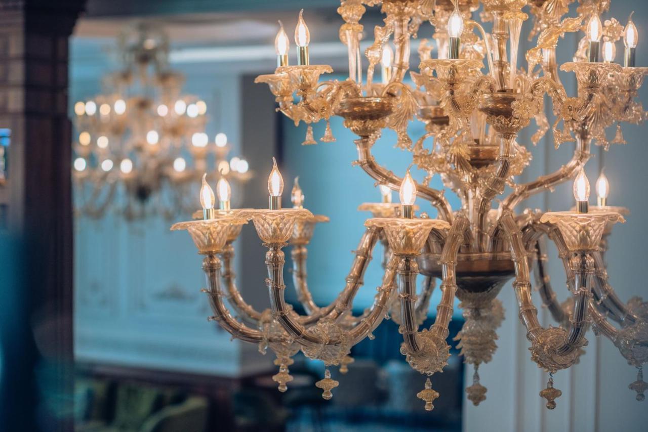Hotel Iberostar Slavija Budua Esterno foto A chandelier