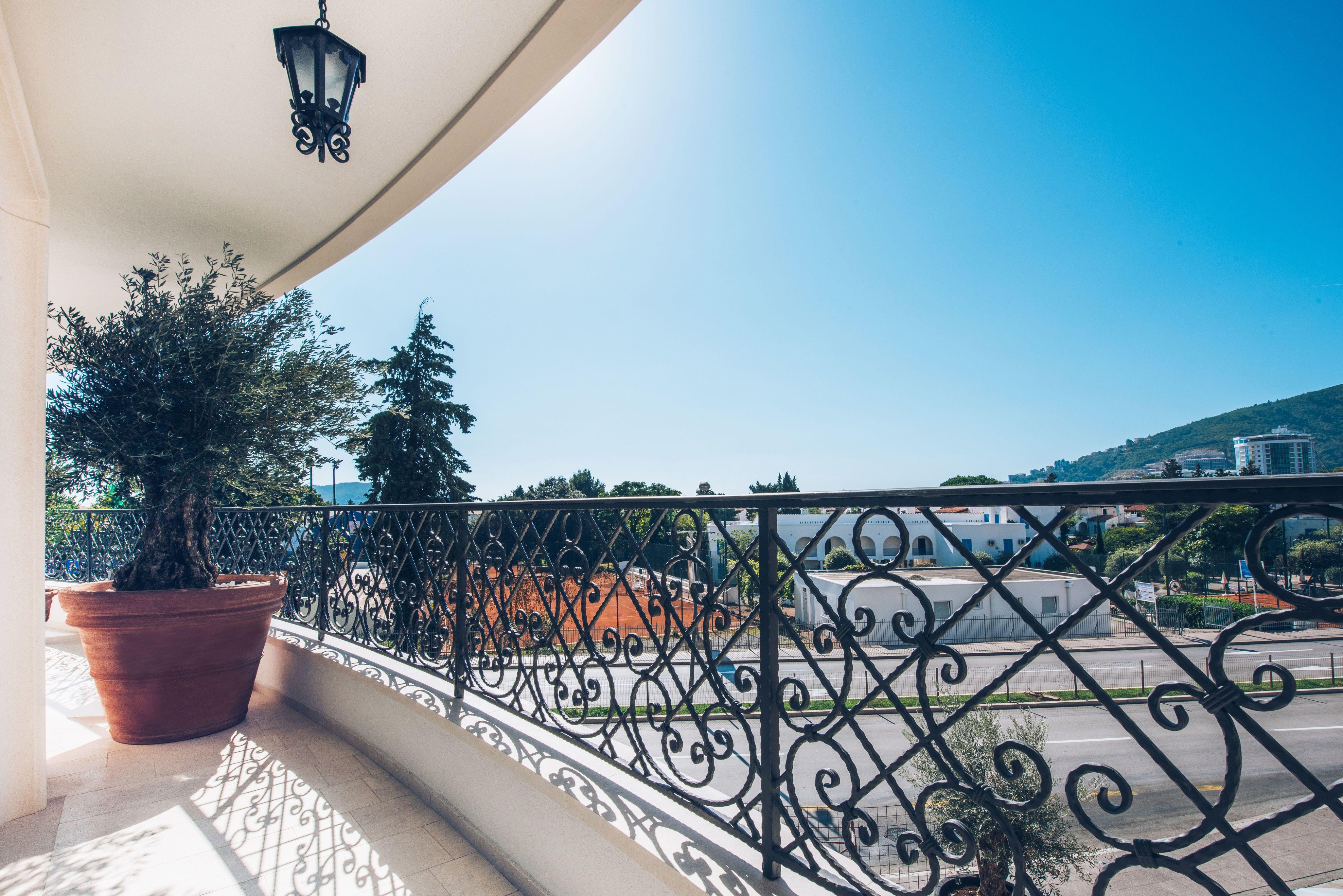 Hotel Iberostar Slavija Budua Esterno foto A balcony with a balustrade